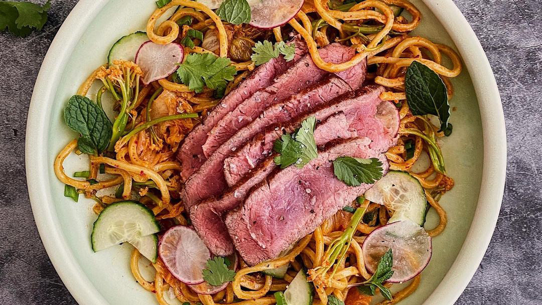 SALADE TIÈDE DE NOUILLES AU CONTRE-FILET DE BOEUF ET KIMCHI