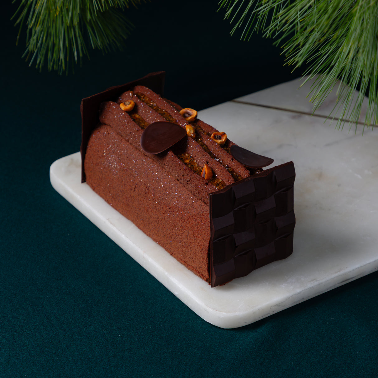 Bûche de Noël Hoogan et Beaufort au chocolat noir, brownie, caramel et noisette